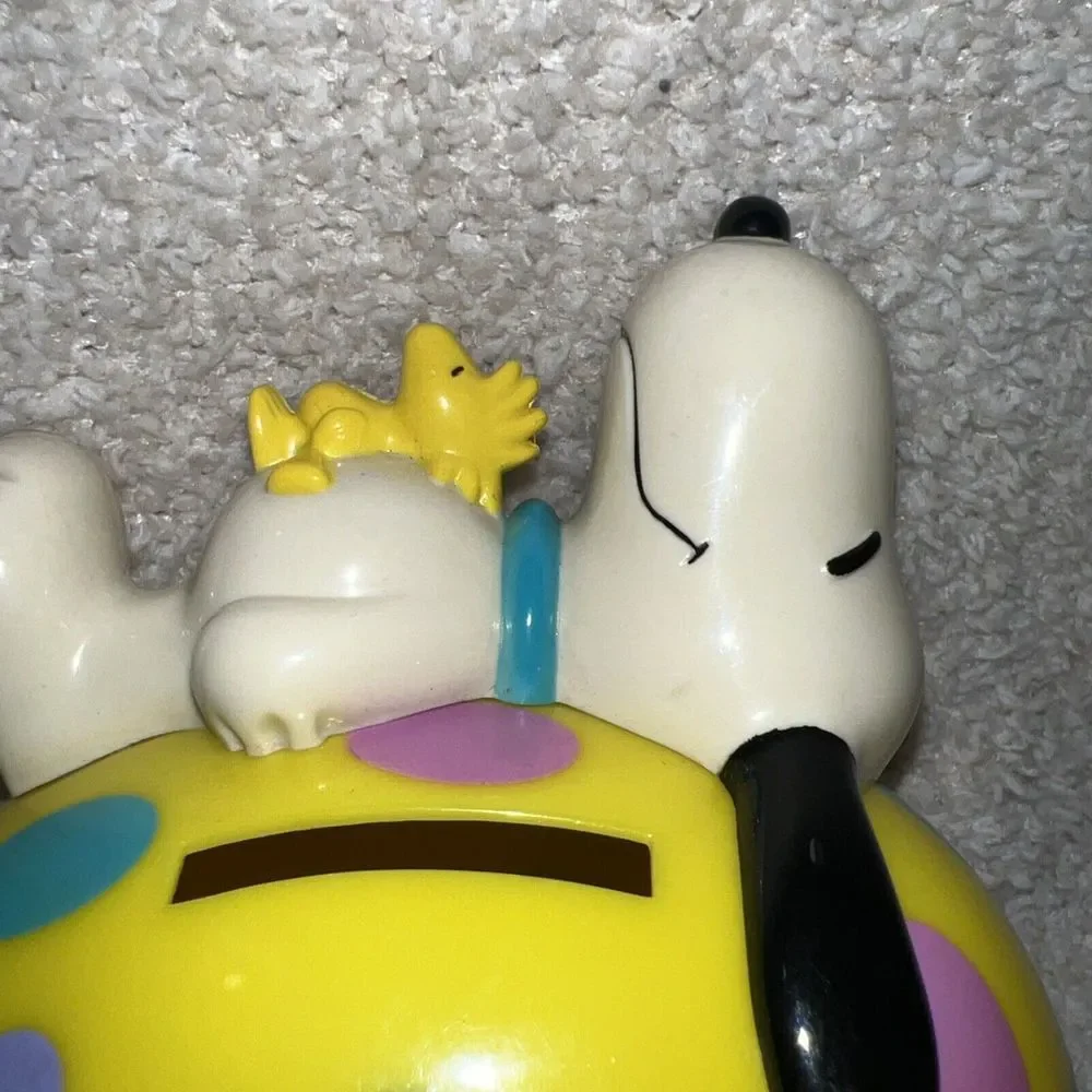 Whitman's Candies Peanuts SNOOPY and WOODSTOCK‎ Plastic Easter Egg Bank